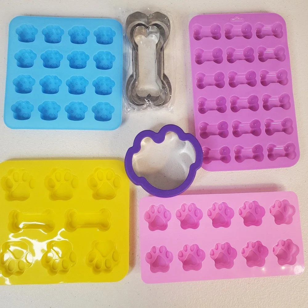 Set Of 8 Dog Baking Supplies,  4 Silicone Molds 4 Cookie Biscuit Cutters - NEW